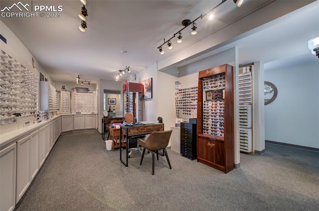 Image 17 of 40: Dining Area