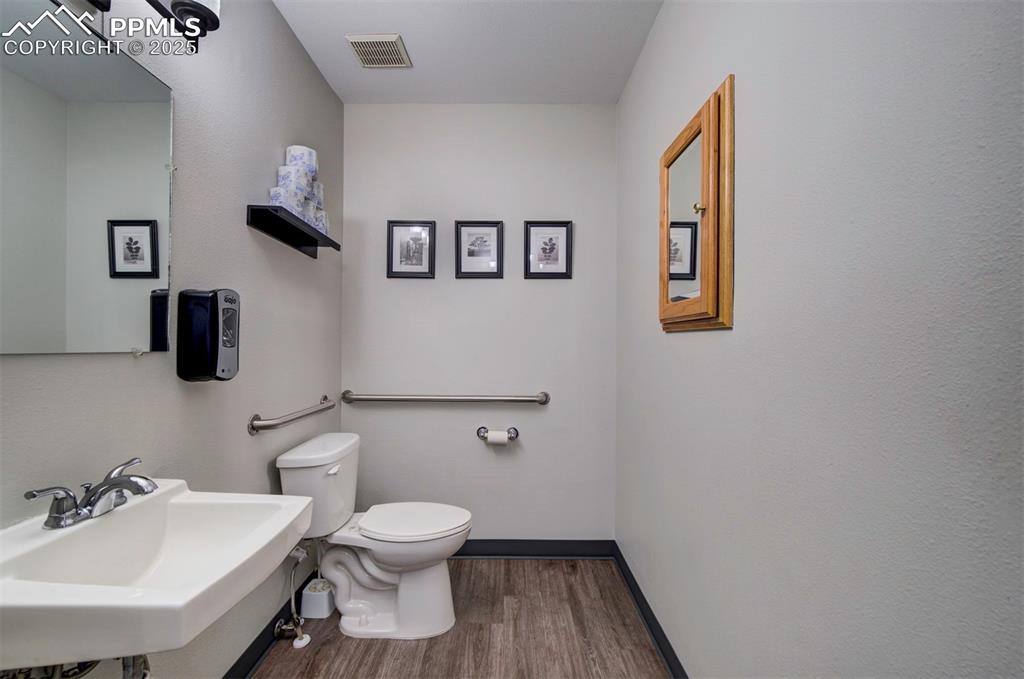 Image 23 of 40: Bathroom