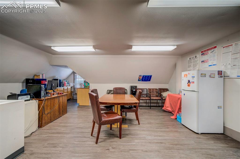 Image 30 of 40: Dining Area