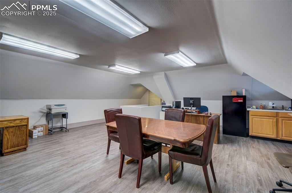 Image 31 of 40: Dining Area