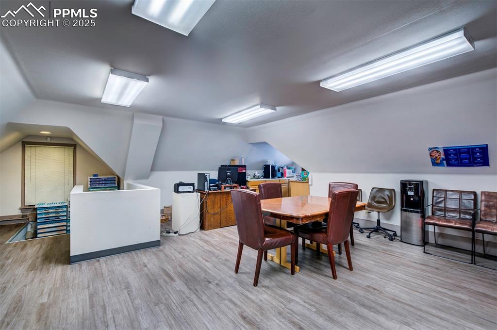 Image 32 of 40: Dining Area