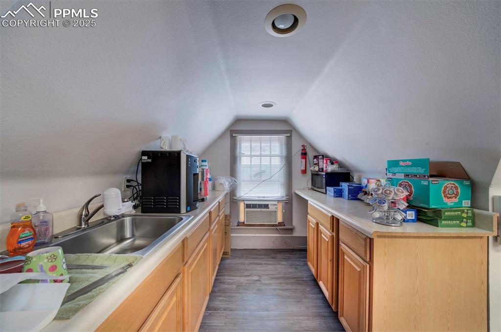 Image 33 of 40: Kitchen