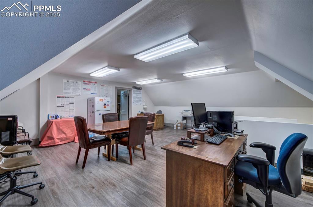 Image 34 of 40: Office