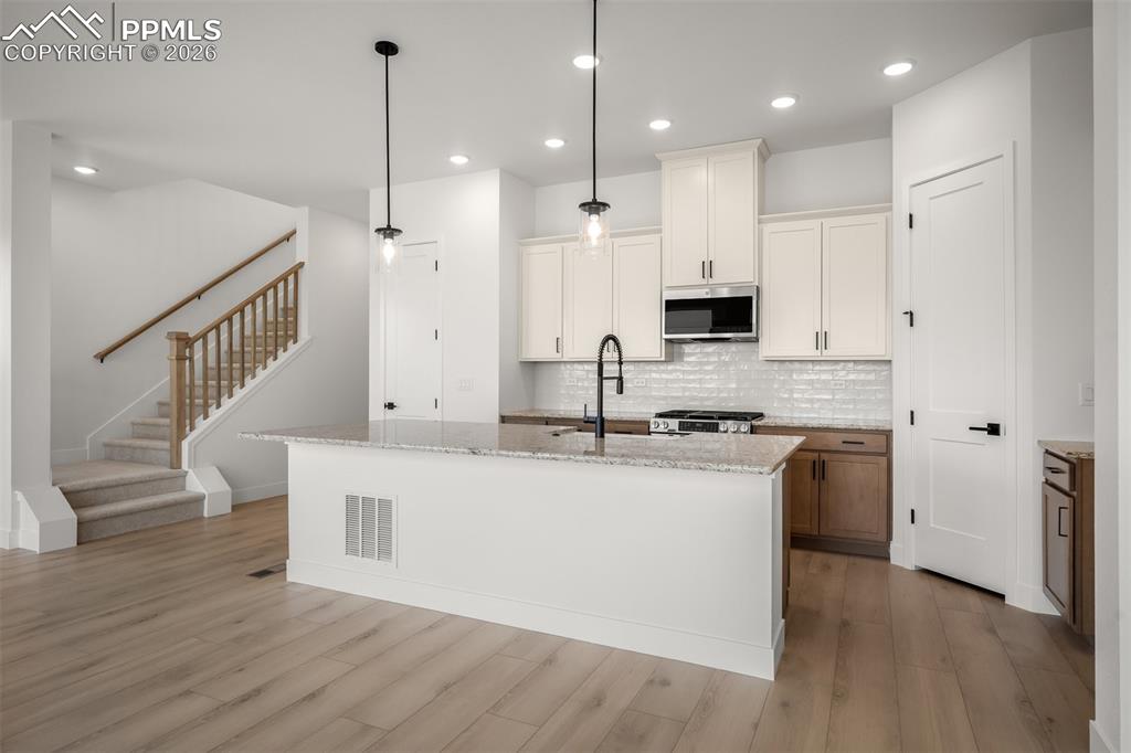 Image 10 of 41: Kitchen