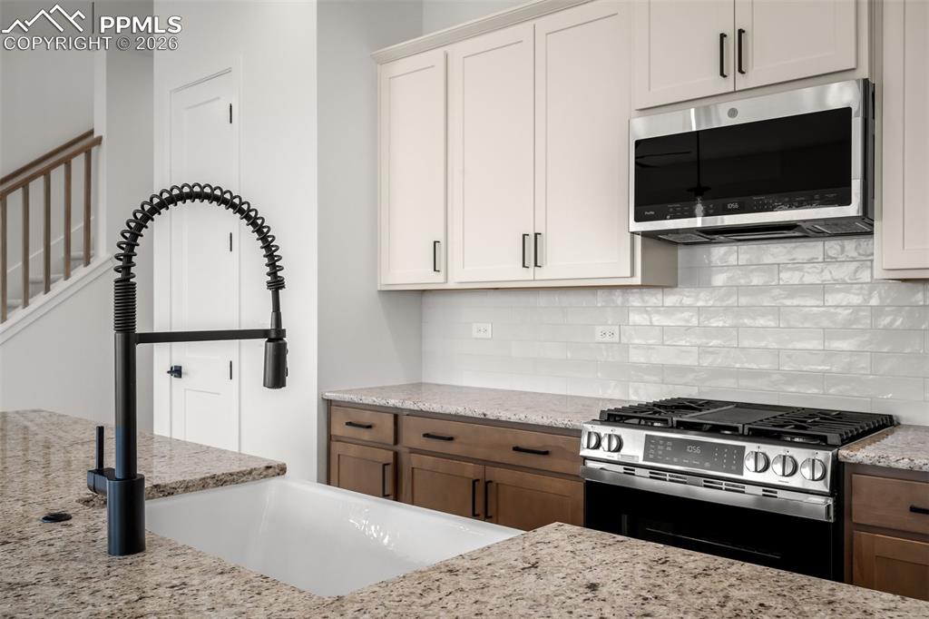 Image 12 of 41: Kitchen