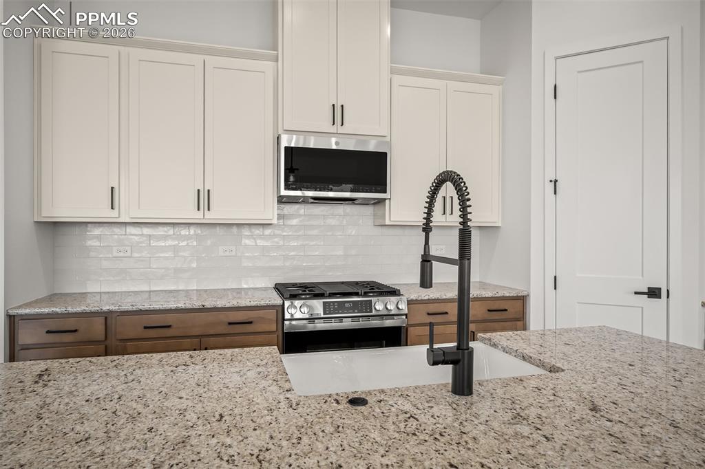 Image 13 of 41: Kitchen