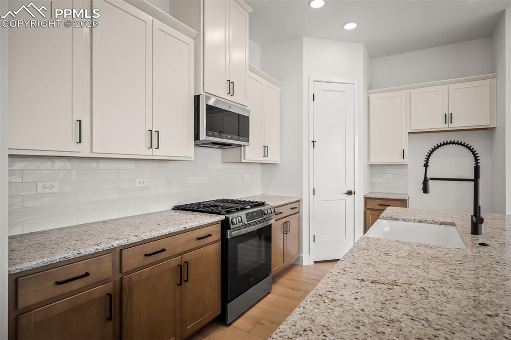 Image 14 of 41: Kitchen
