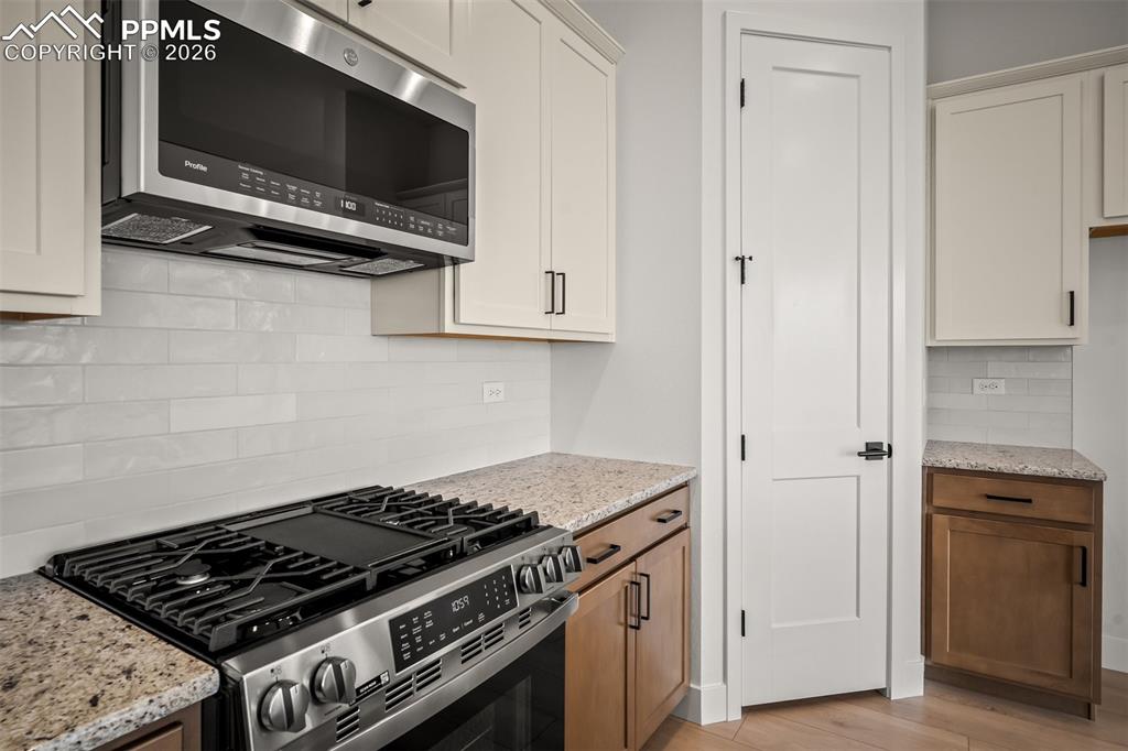 Image 15 of 41: Kitchen