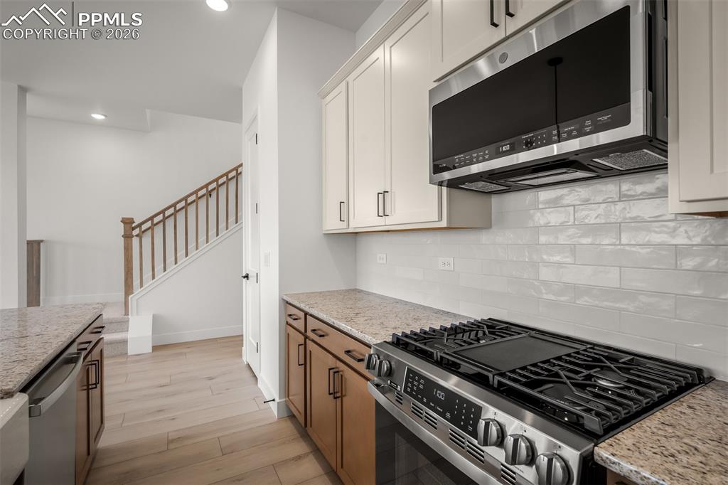 Image 16 of 41: Kitchen