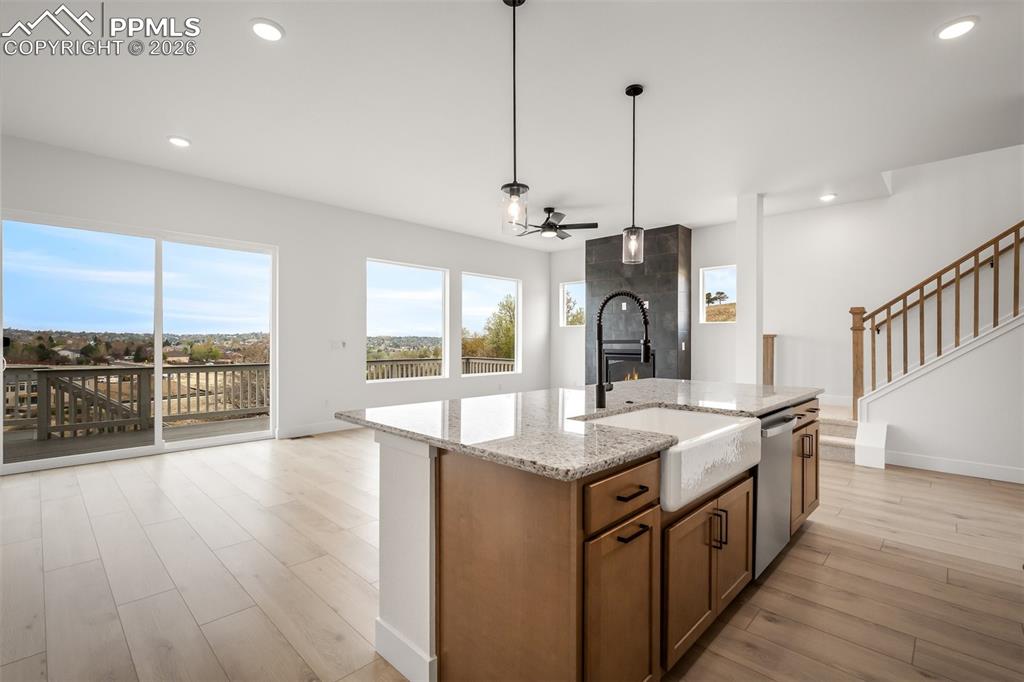 Image 17 of 41: Kitchen