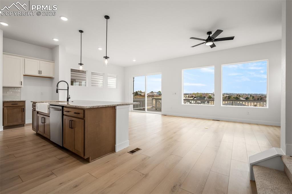 Image 18 of 41: Kitchen