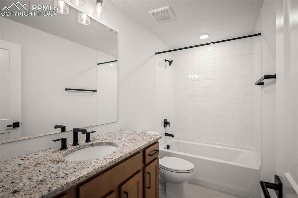 Image 33 of 41: Bathroom