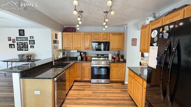 Image 6 of 30: Kitchen