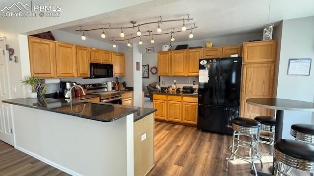 Image 7 of 30: Kitchen