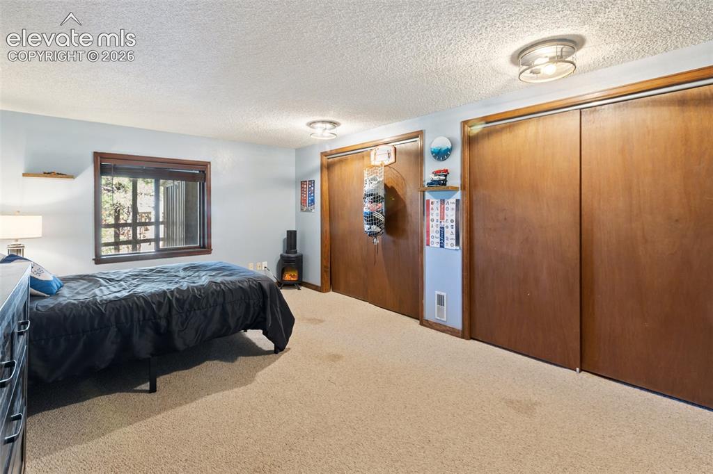 Image 18 of 34: Bedroom 