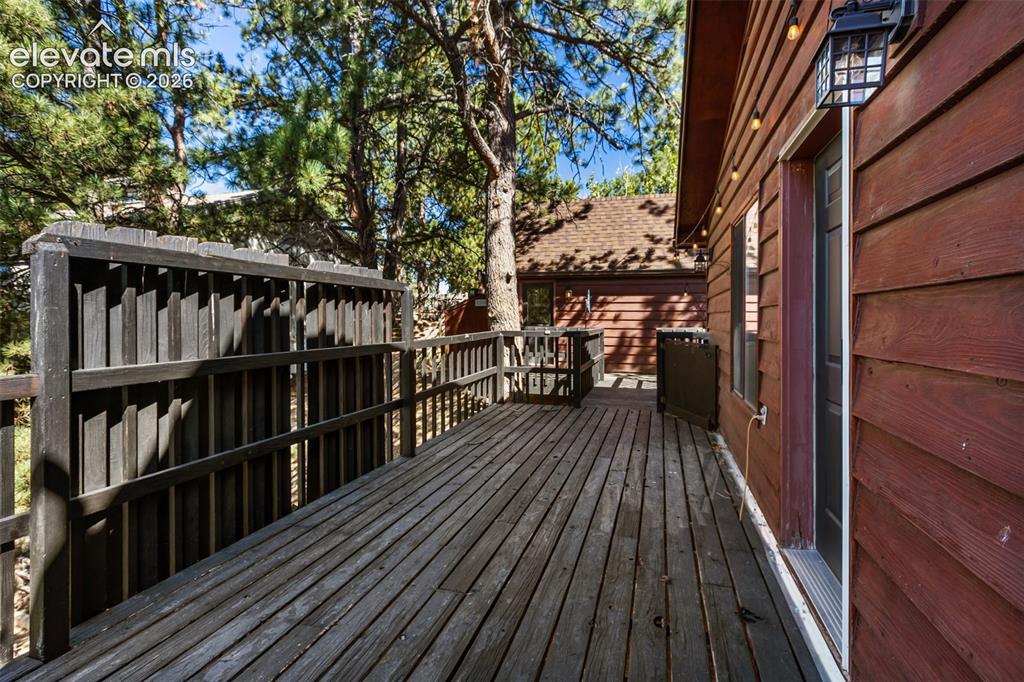 Image 26 of 34: Deck 