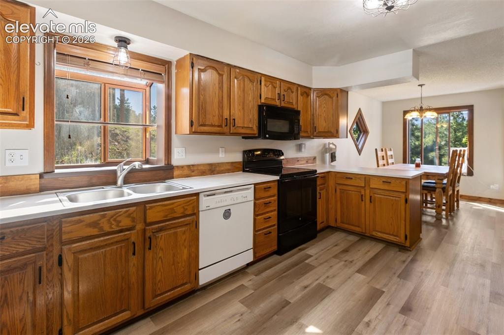 Image 9 of 34: Kitchen 