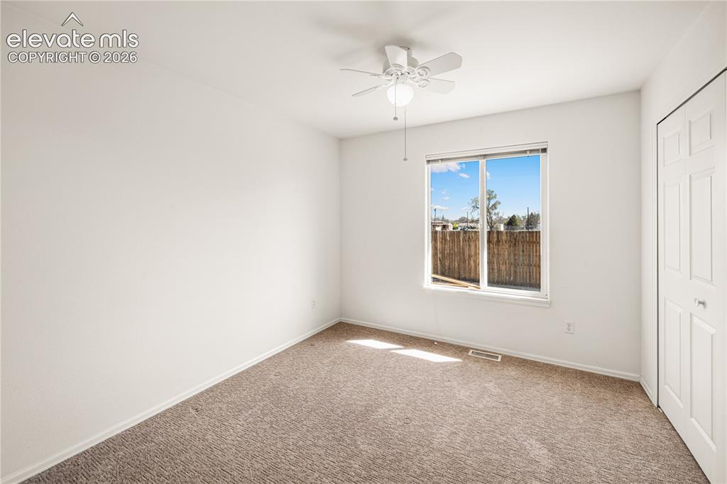 Image 17 of 20: Bedroom