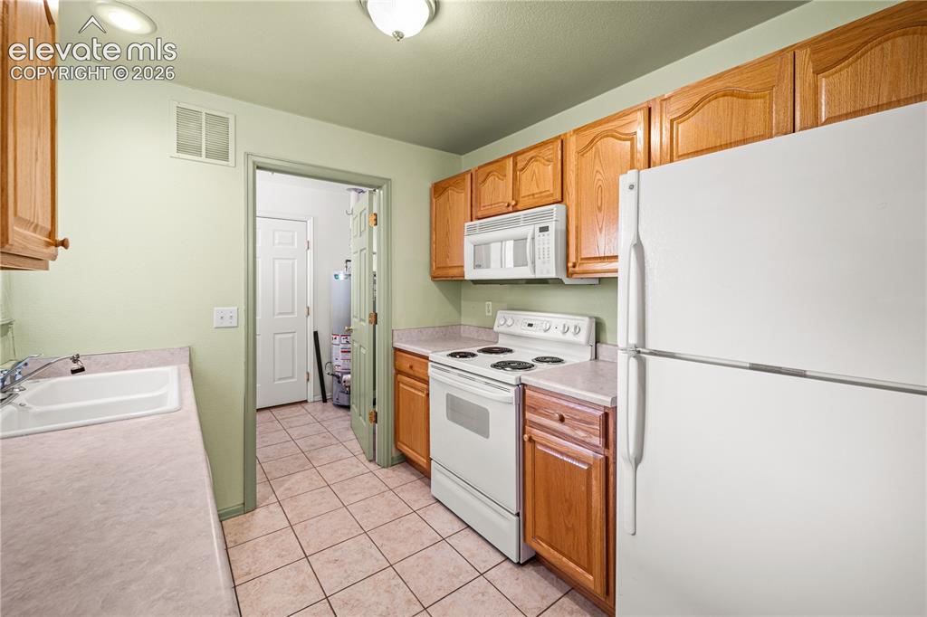 Image 7 of 20: Kitchen