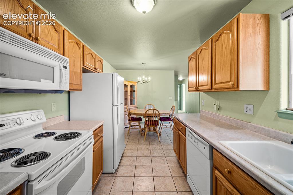 Image 9 of 20: Kitchen