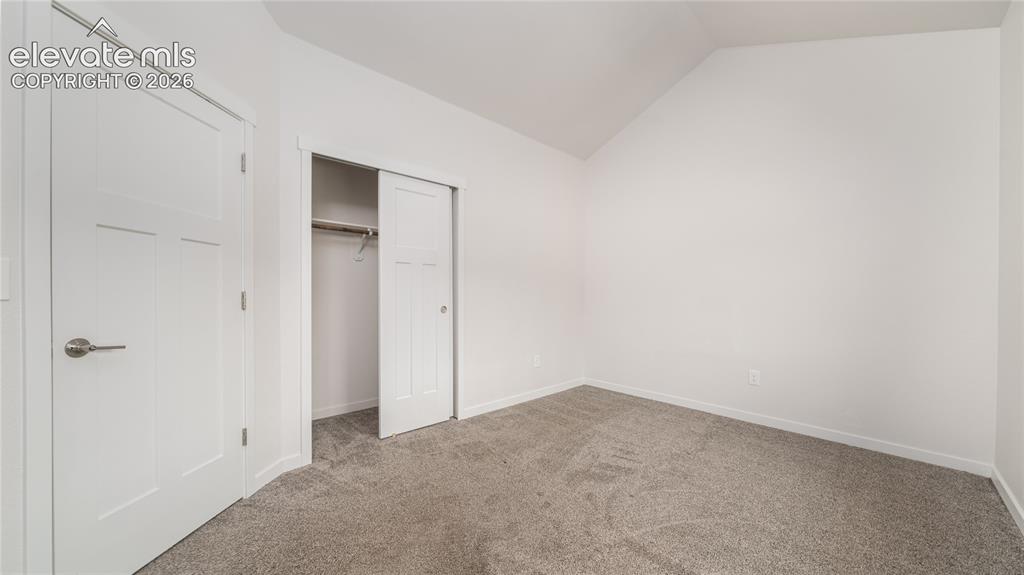 Image 18 of 20: Bedroom