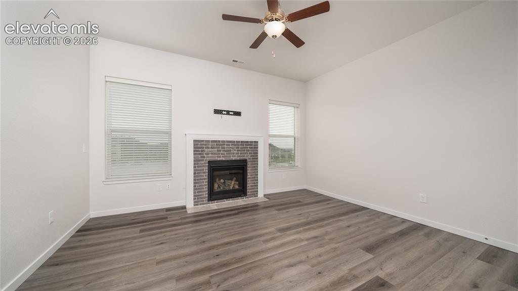 Image 4 of 20: Living Room