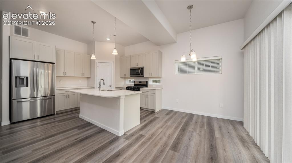 Image 6 of 20: Kitchen