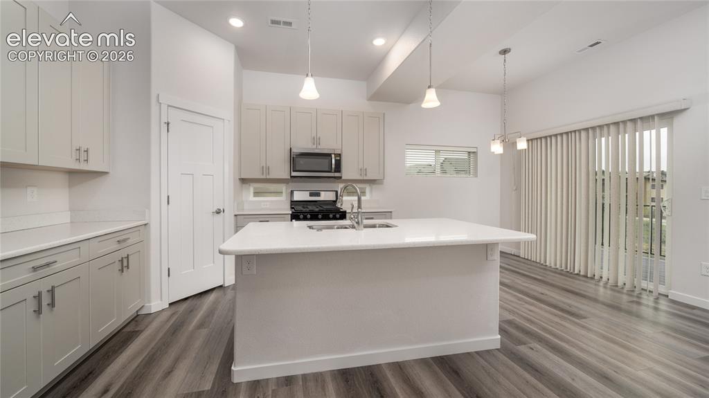 Image 7 of 20: Kitchen