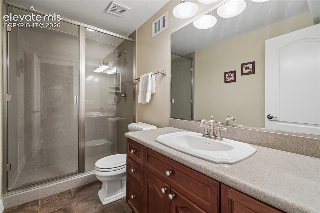 Image 34 of 49: Bathroom