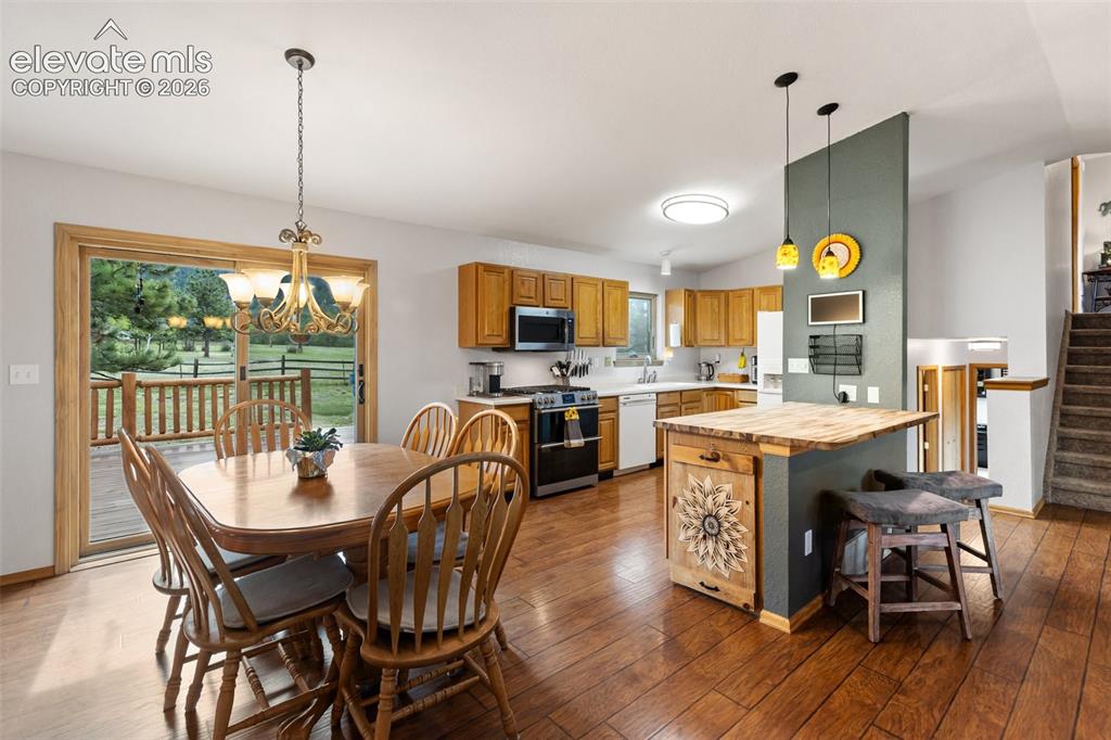 Image 11 of 50: Dining Area