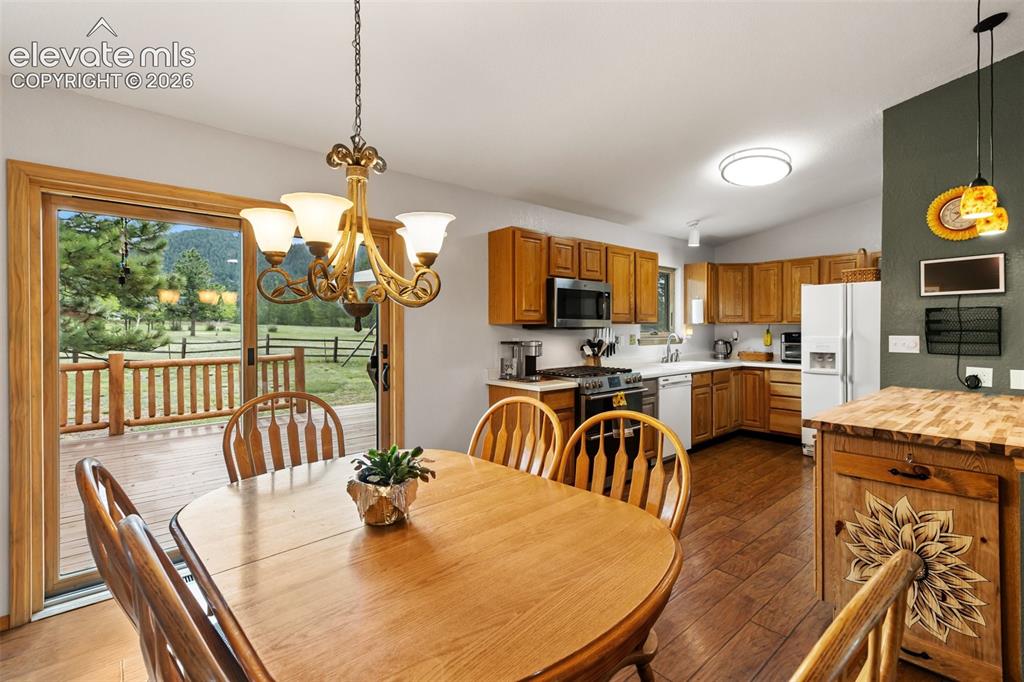 Image 12 of 50: Dining Area