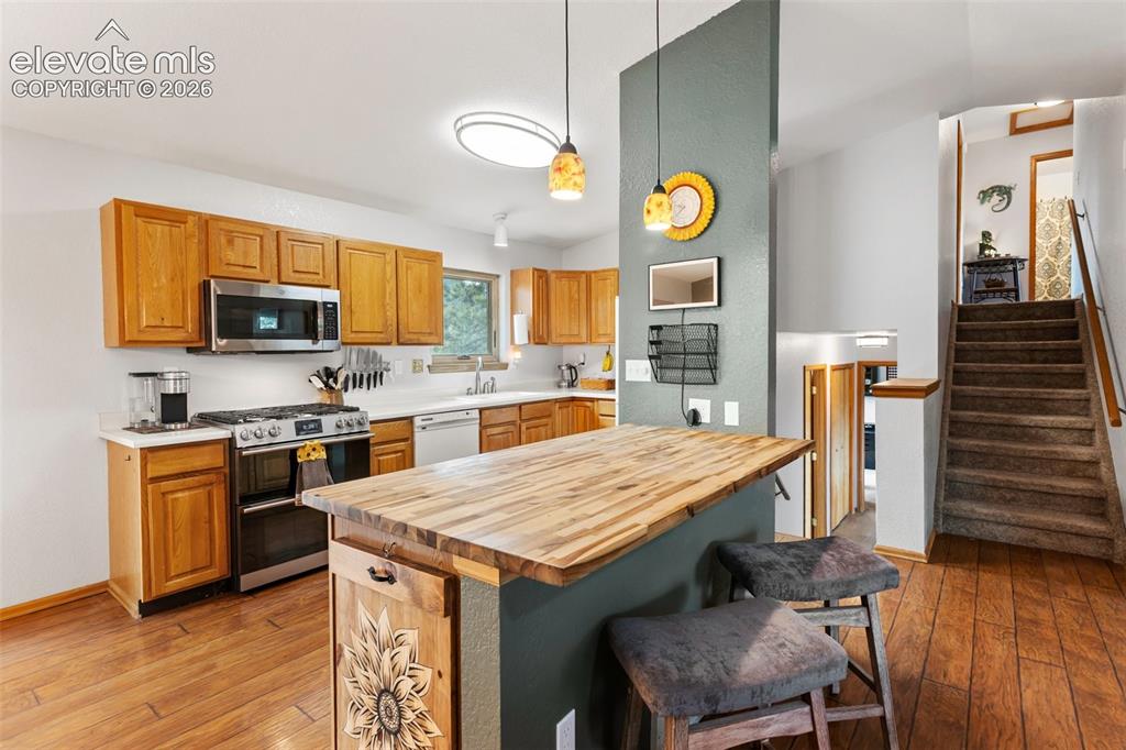 Image 14 of 50: Kitchen