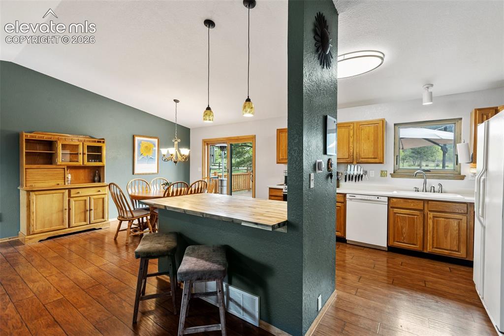 Image 15 of 50: Kitchen