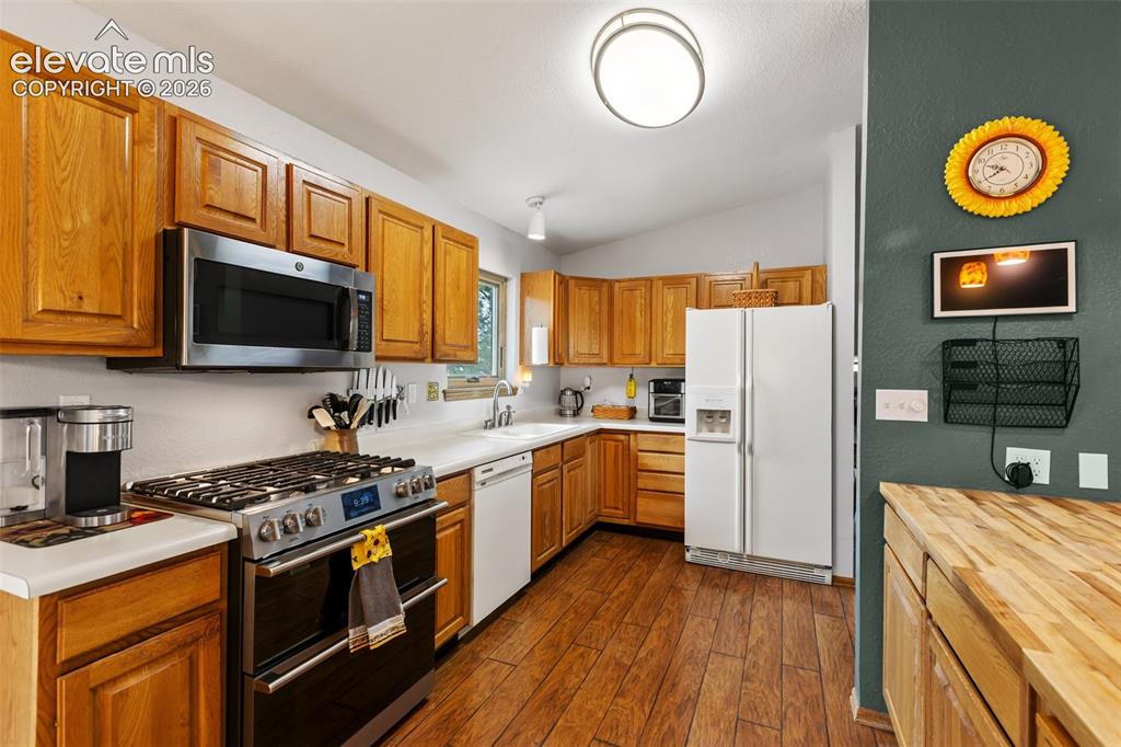 Image 16 of 50: Kitchen