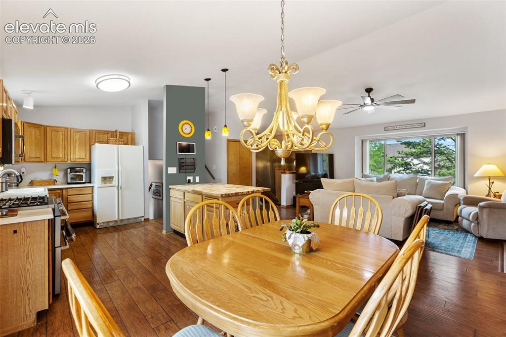 Image 17 of 50: Dining Area