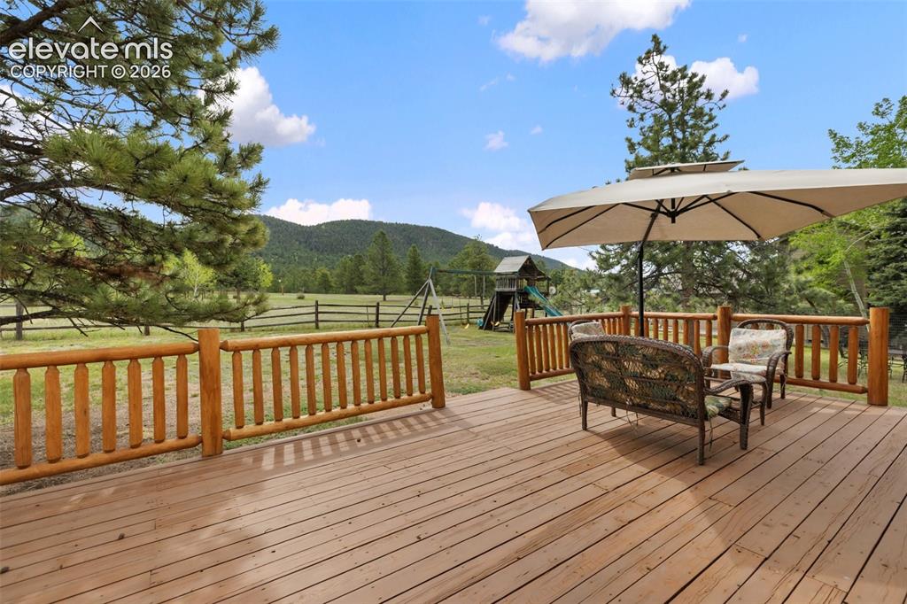 Image 5 of 50: Deck