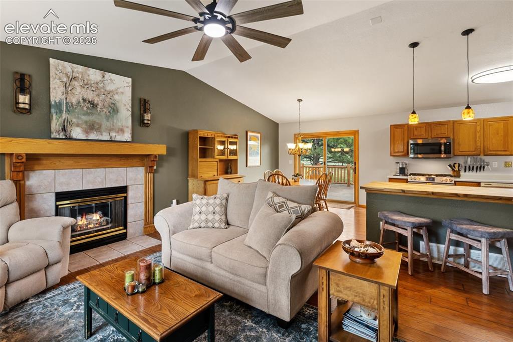 Image 8 of 50: Living Room