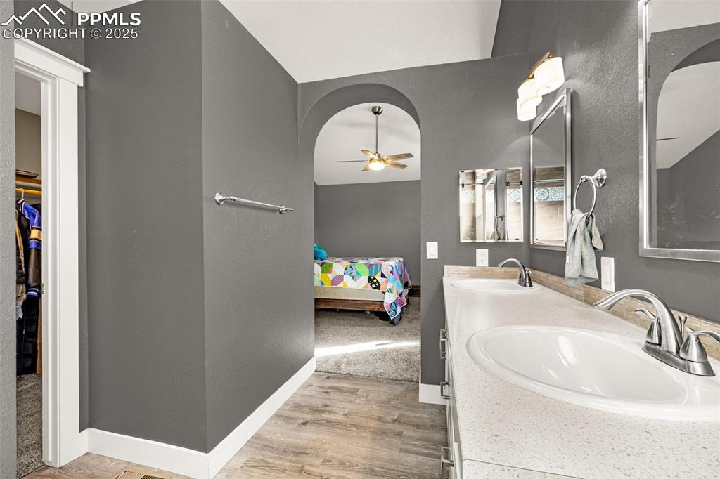 Image 18 of 36: Bathroom