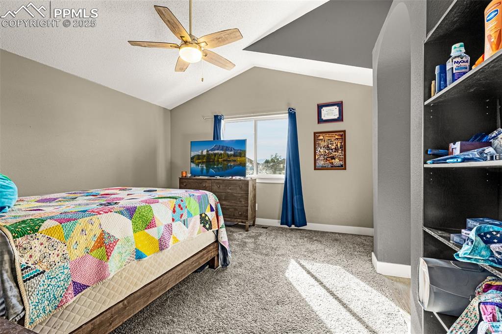 Image 19 of 36: Bedroom