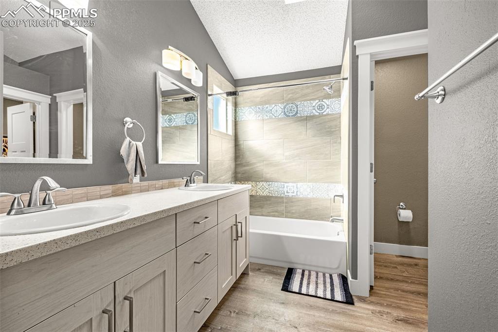 Image 20 of 36: Bathroom