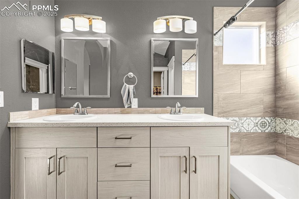 Image 21 of 36: Bathroom