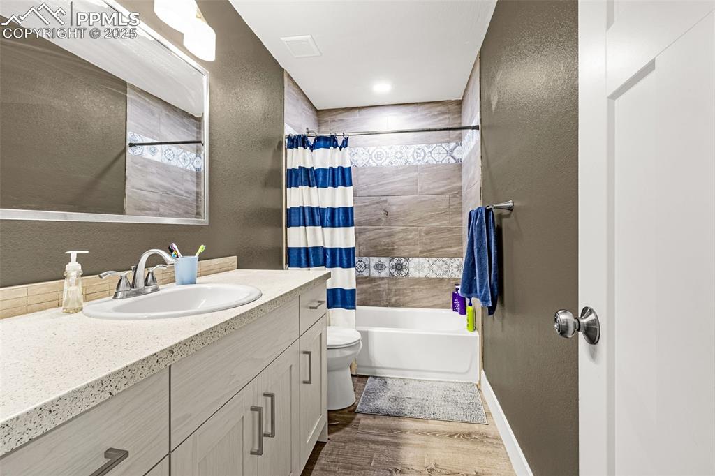 Image 24 of 36: Bathroom