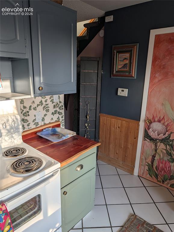 Image 10 of 25: Kitchen
