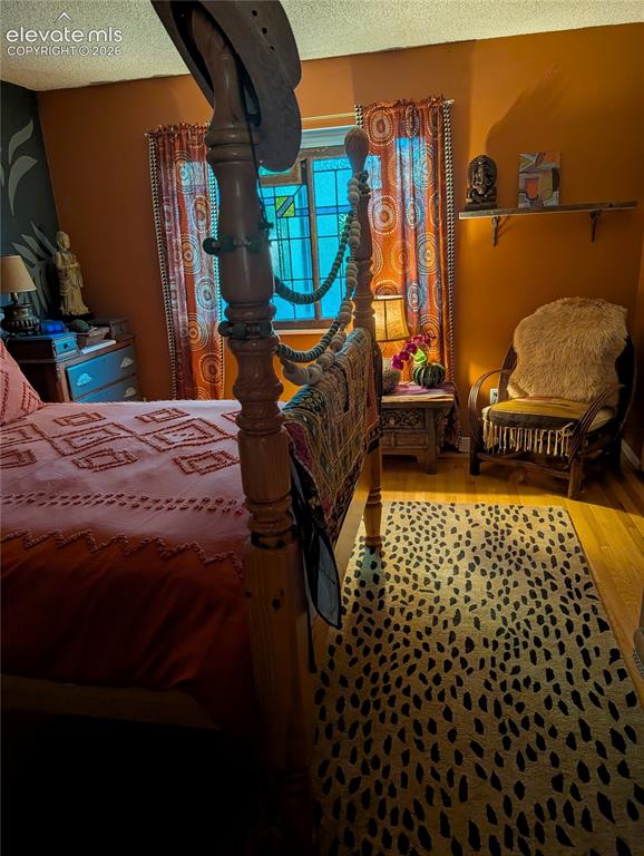 Image 14 of 25: Bedroom