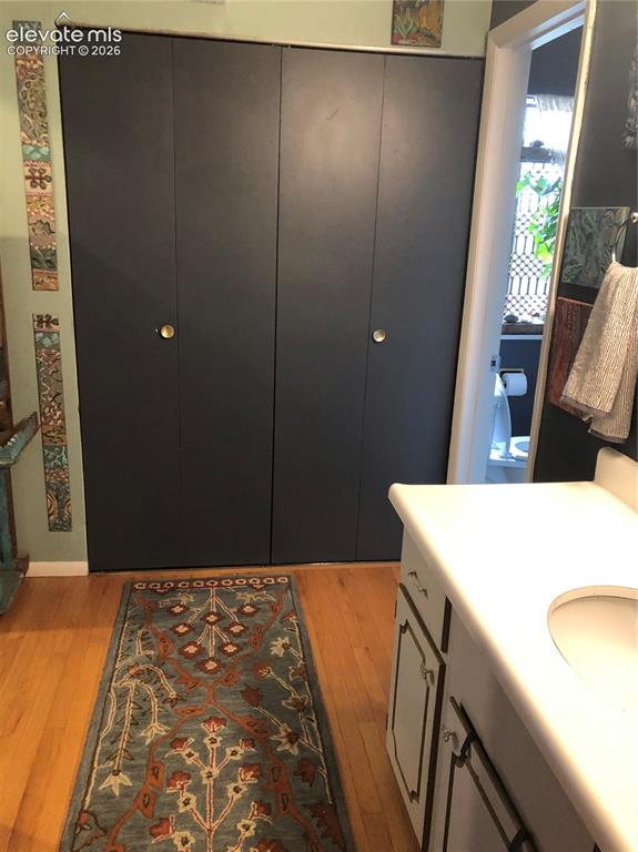 Image 16 of 25: Laundry bifold doors