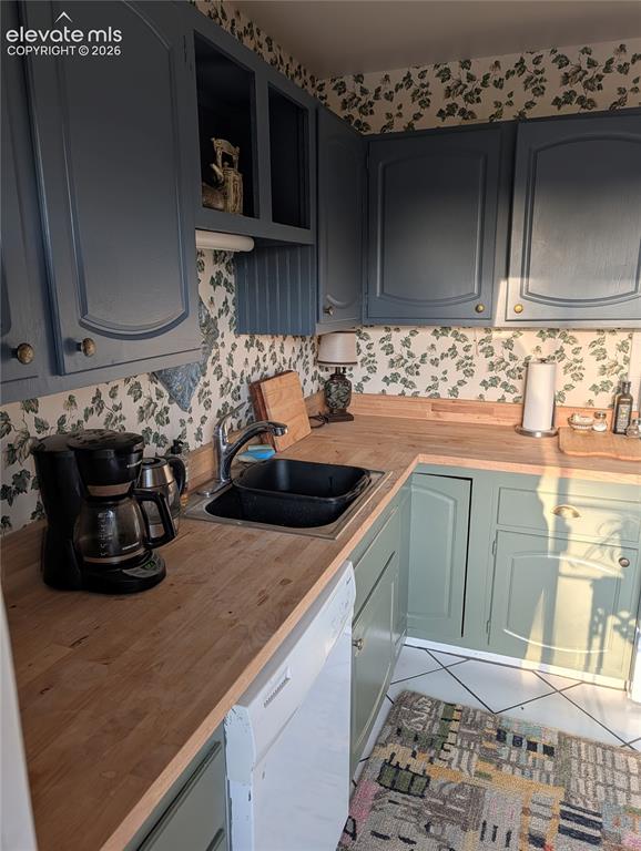 Image 8 of 25: Kitchen