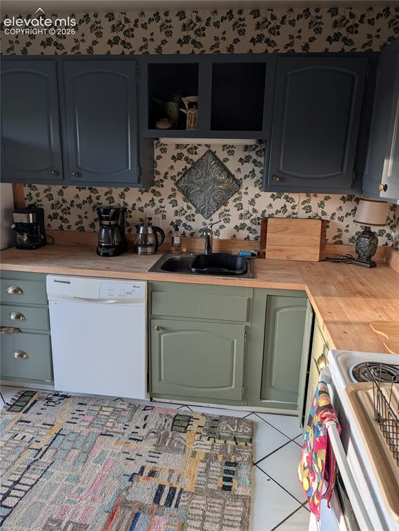Image 9 of 25: Kitchen