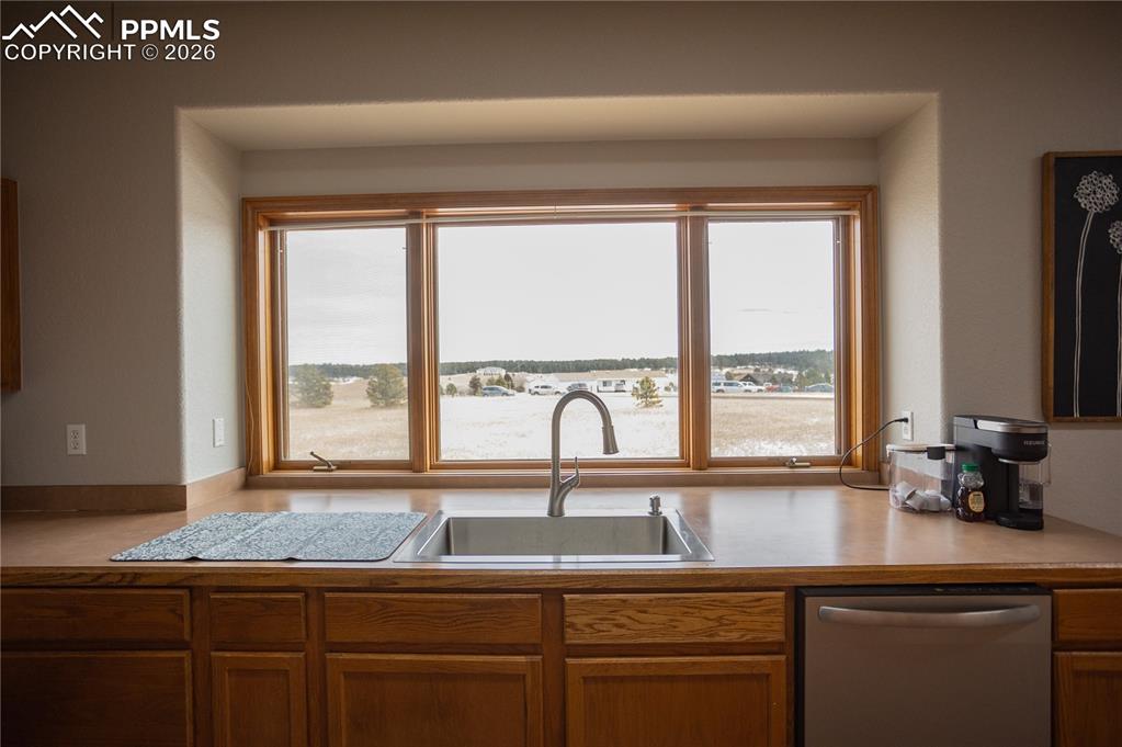 Image 11 of 41: Kitchen