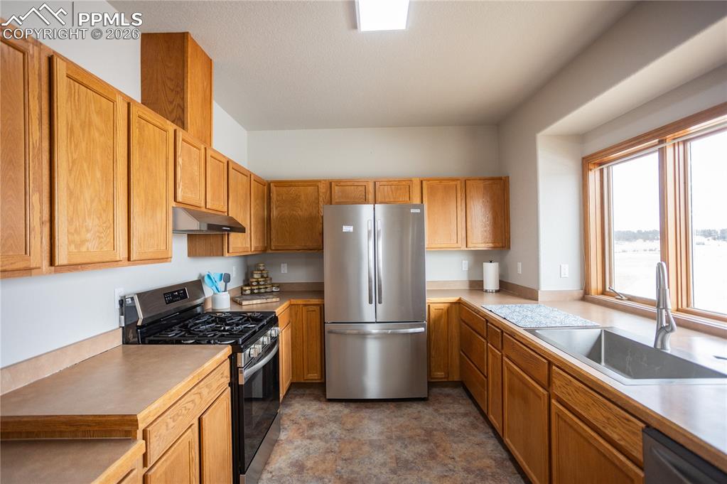 Image 12 of 41: Kitchen