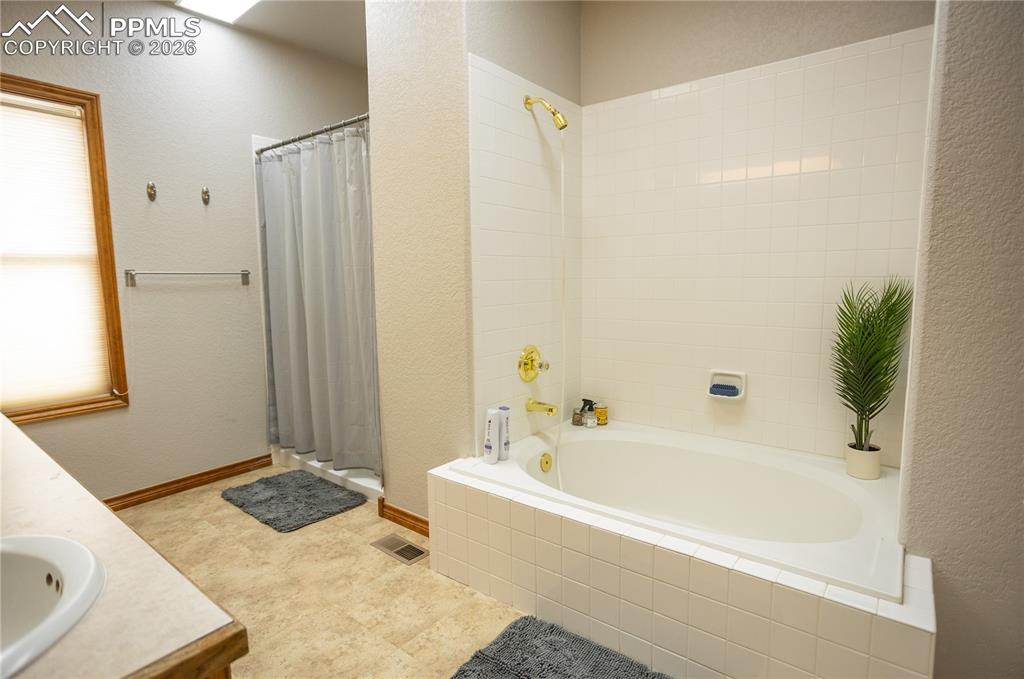 Image 20 of 41: Bathroom